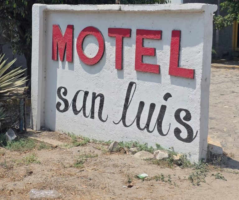 Encuentran a hombre degollado en motel de Las Guacamayas