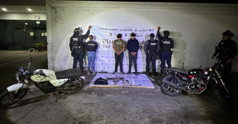 Autoridades detienen a dos con un arma larga, droga y motos robadas