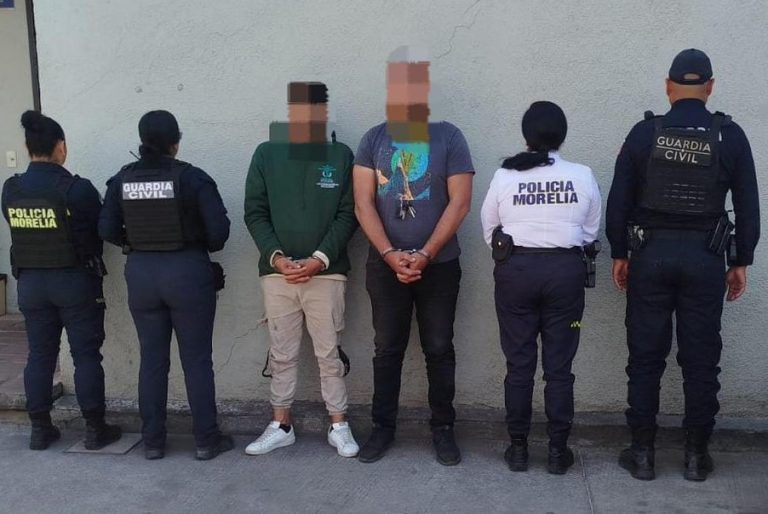 Capturan a dos sujetos tras persecución en Morelia; les aseguran pistola y camioneta robada