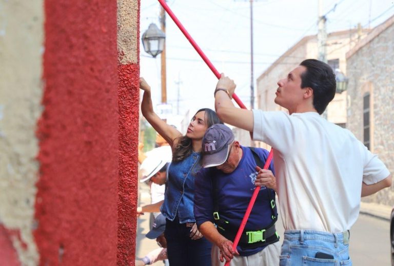 Voluntariado del DIF Morelia rehabilita fachadas del Centro Histórico