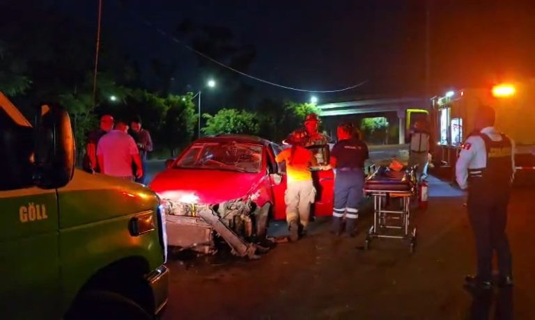 Choque volcadura de auto deja un herido cerca del Estadio Morelos