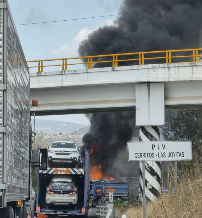 Tractocamión góndola se incendia tras accidente en la carretera Pátzcuaro-Cuitzeo; chofer sale ileso