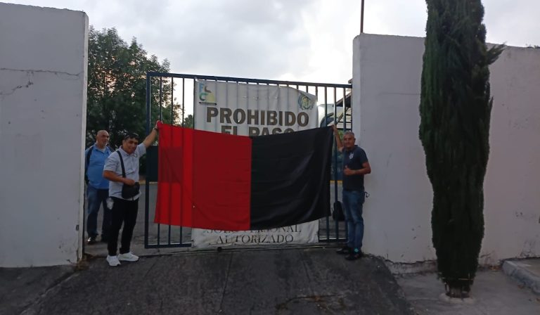 Colocan banderas rojinegras en UMSNH