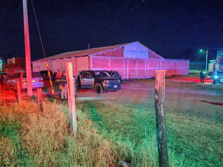 Balean a dos sujetos en una camioneta Jeep al poniente de Morelia