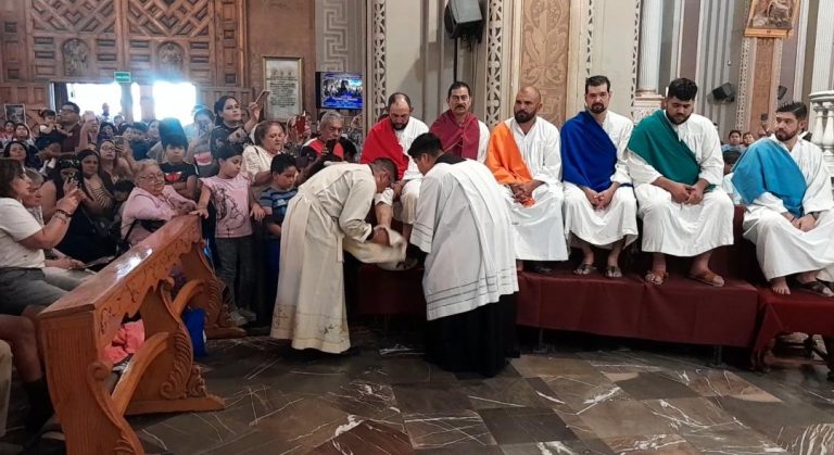 Celebran el memorial de la Última Cena en que Jesús deja el más grande mandamiento «amaos los unos a los otros»