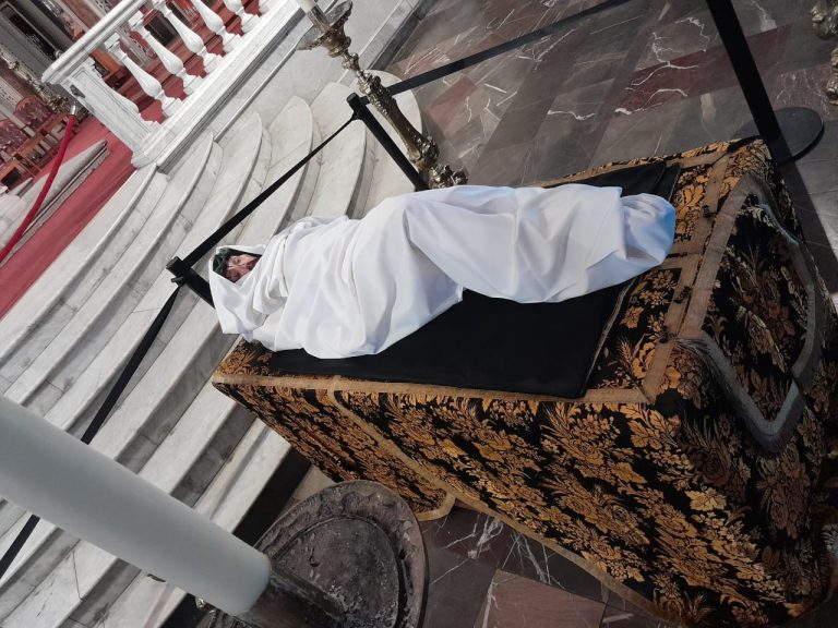 El sacrificio de amor de Jesús en la cruz es la respuesta y la prueba de que él sufre y camina con nosotros ante tanta injusticia: Arzobispo