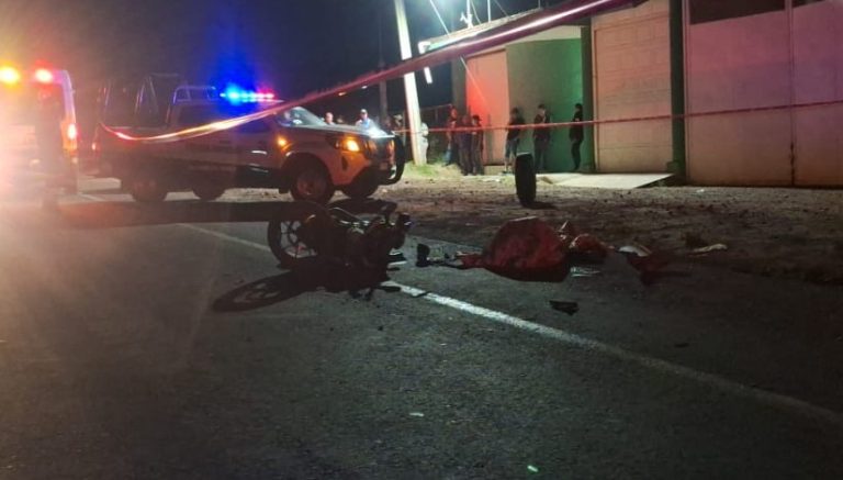 Un joven motociclista muerto y otro herido, tras es embestidos por un vehículo en Peribán