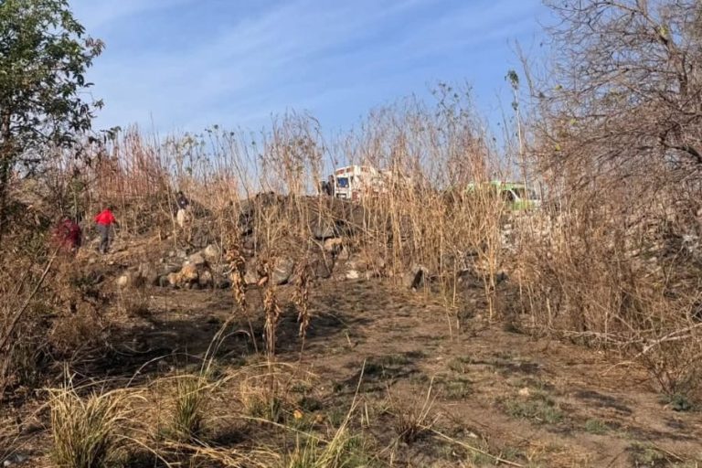 Dos hermanos heridos al caer a un barranco con su moto, en Ecuandureo