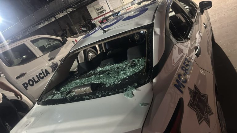 Agreden con palos y piedras a elementos de Tránsito Municipal y vandalizan patrulla, en Uruapan