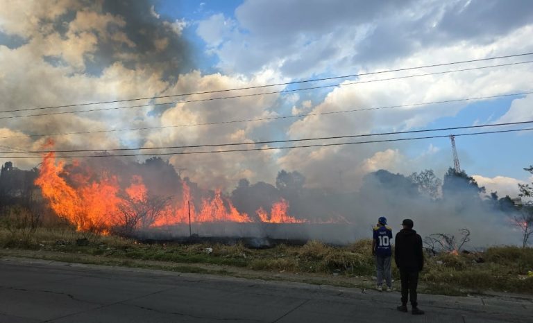 Se registra incendio de pastizal en Villas de la Loma, en Morelia