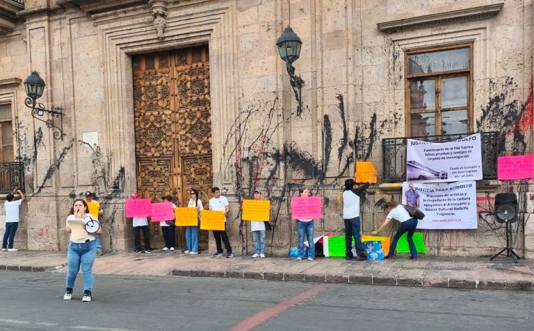 Protesta exhibe presuntas irregularidades en la FGE, acusan montaje de pruebas y bloqueo judicial