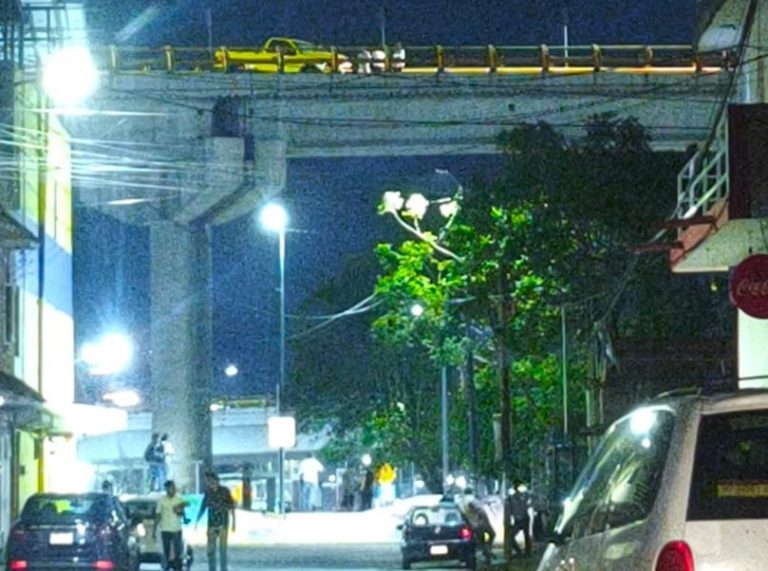 Camioneta se estrella contra barandal de protección de puente elevado, al norte de Morelia
