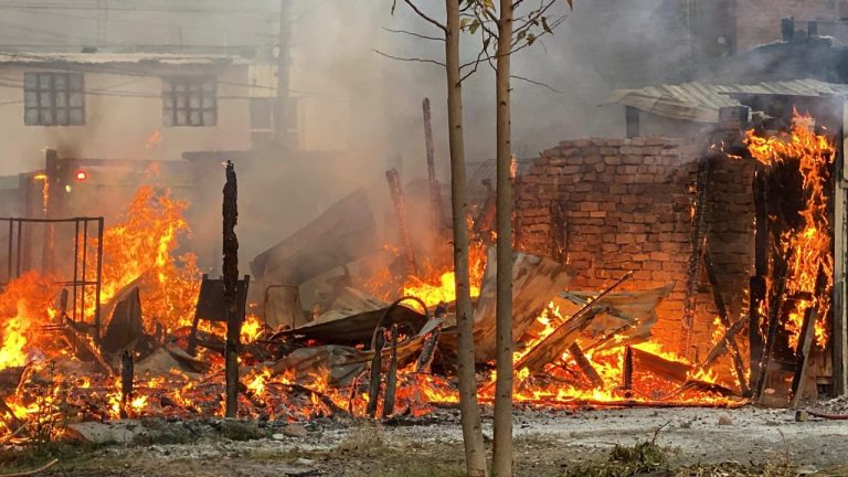 Arden tres domicilios en la colonia Ignacio Lopez Rayón, al poniente de Morelia