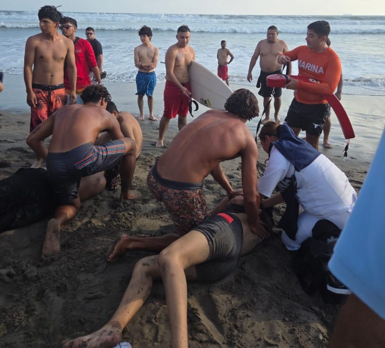 Salvavidas salvan a dos turistas patzcuarenses de morir ahogados en Playa Eréndira