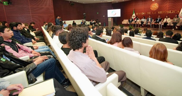 Refrenda Alfonso Martínez su compromiso con la juventud