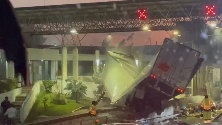 Siete heridos y varios daños materiales deja accidente de tráiler en la caseta Zinapécuaro