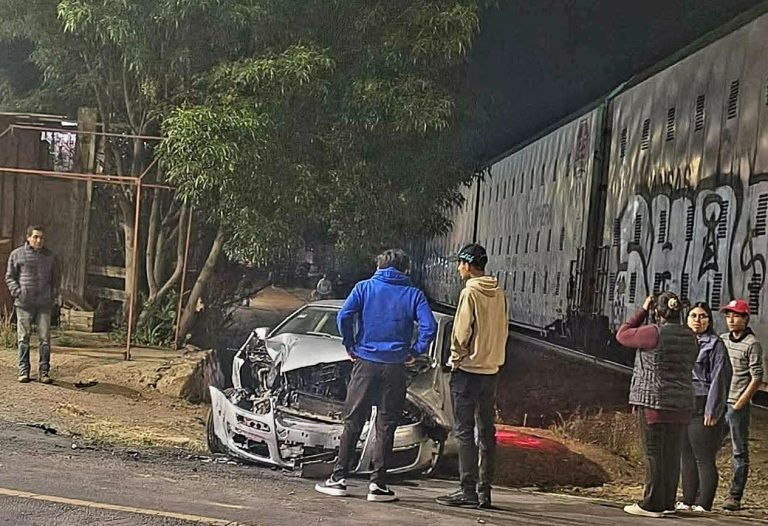 Auto es impactado por el tren en Tzurumútaro