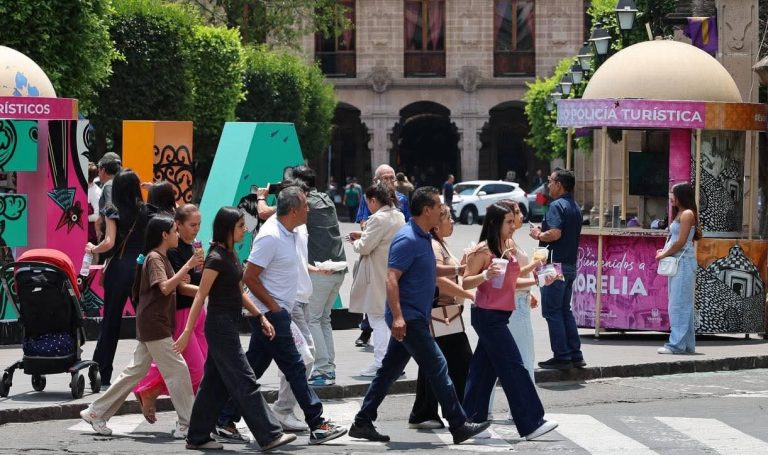 Turistas y visitantes disfrutan de la Semana Santa en Morelia