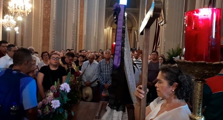 Respeto a la vida, caminar en paz y superar la violencia, y ser dignos habitantes de la creación, oración central del Viacrucis en Catedral