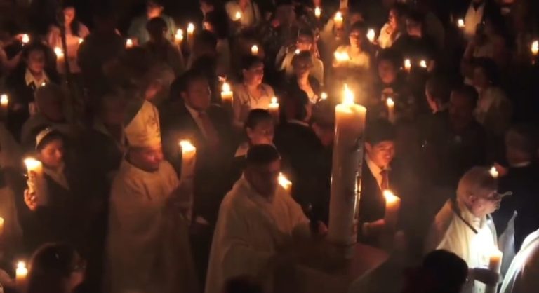 En esta noche de Cristo triunfante se une el cielo con la tierra, celebran Vigilia Pascual