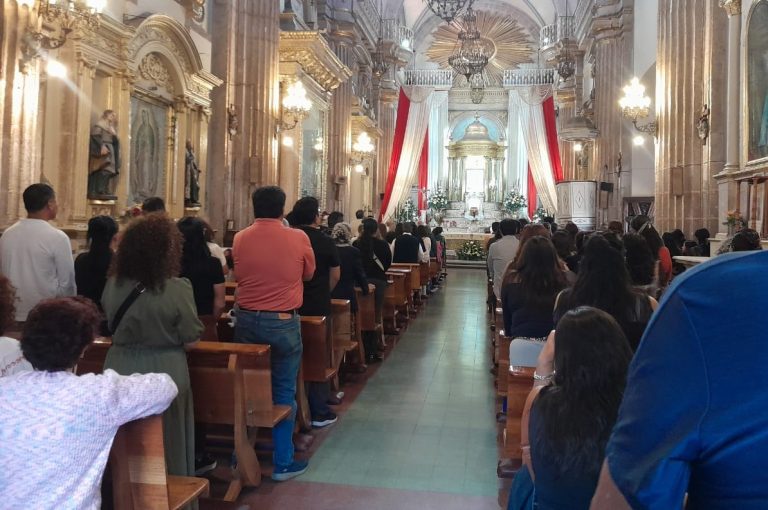 Acuden fieles a la visita de los siete templos este Jueves Santo