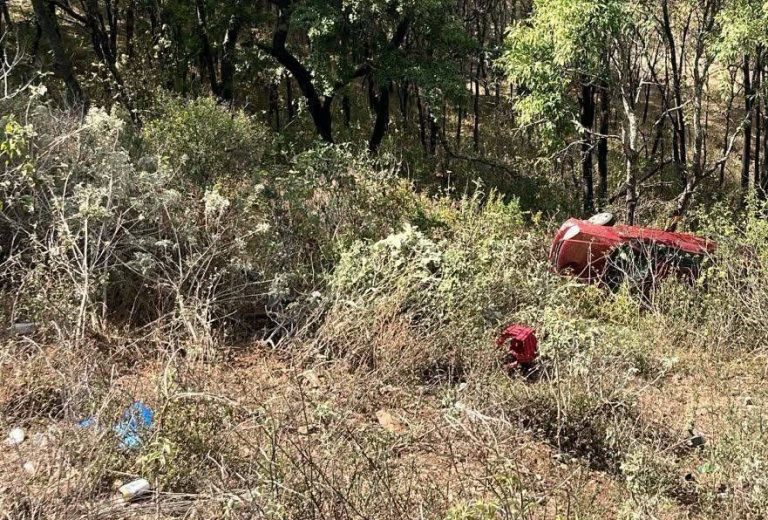Auto cae a barranco en la carretera Quiroga-Zacapu; mujer y sus dos hijos quedan heridos