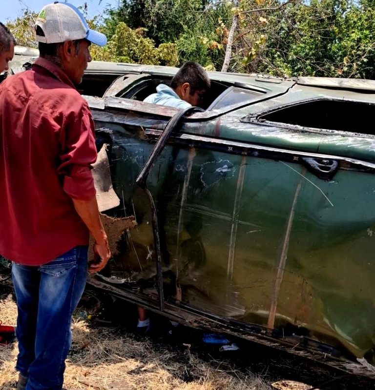 Ponchadura de neumático ocasiona volcadura de camioneta; hay cinco heridos