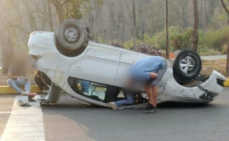 Se registra volcadura automovilística en la Morelia-Pátzcuaro; hay dos heridos