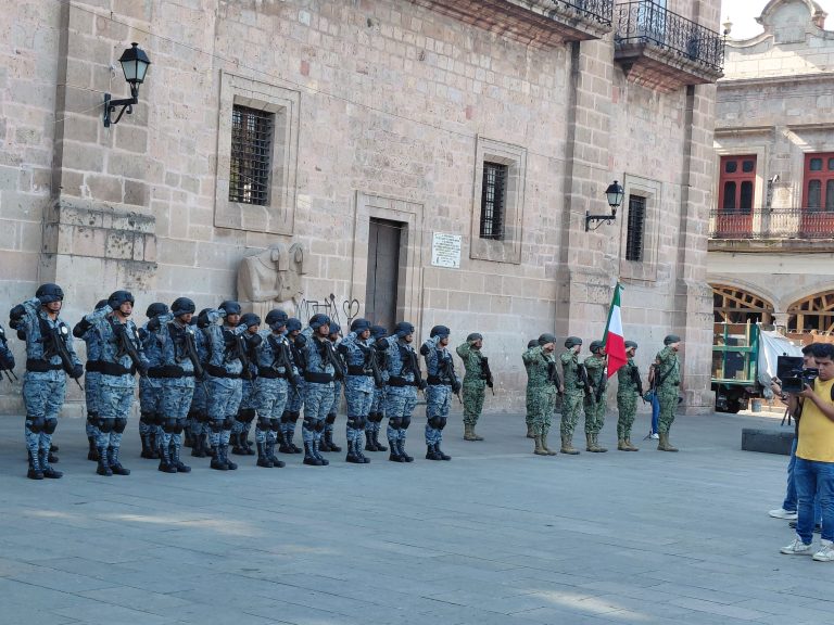 Rinden honores a la bandera 