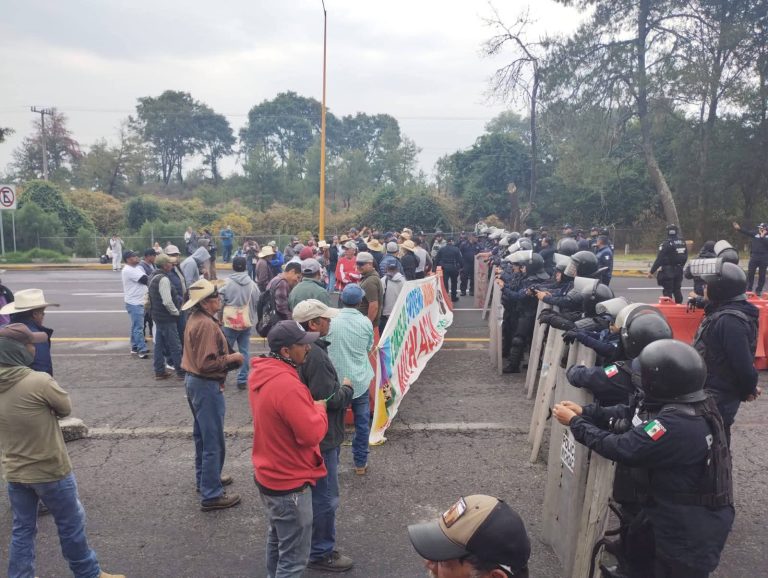 Intentan granaderos desalojar a indígenas en caseta de Zirahuen, responsabilizan al gobernador