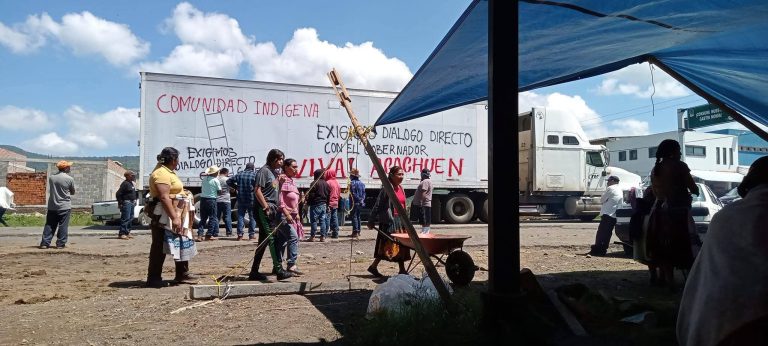 Comuneros de Acachuén bloquean la carretera Chilchota – Zamora, tras el ataque armado que sufrieron