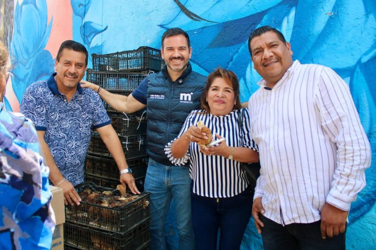 Ayuntamiento lleva programa de entrega de pollitas a Santa María de Guido