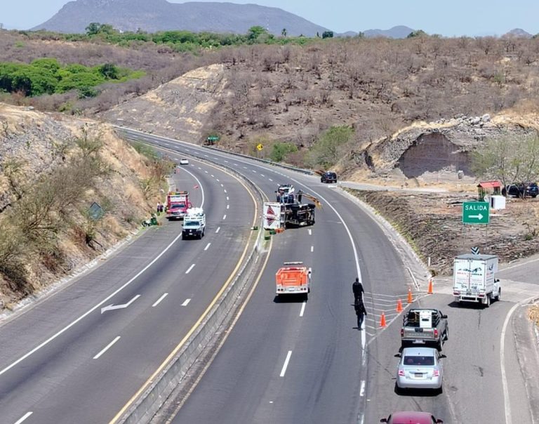 Vuelca camioneta cargada de limón en Parácuaro; no hubo lesionados