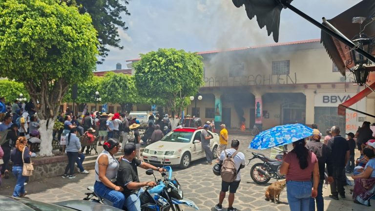 Comuneros de Acachuén radicalizan sus protestas, queman vehículos y vandalizan la presidencia municipal; exigen atención inmediata