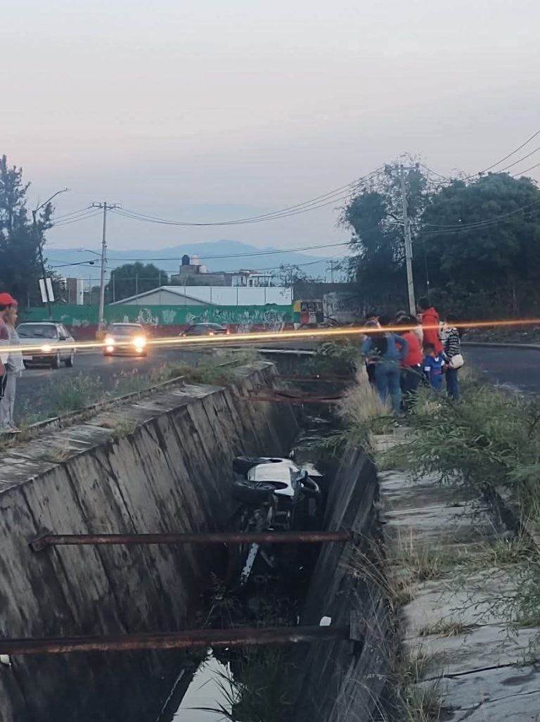 Auto cae a canal pluvial en la entrada a Metrópolis II, en Tarímbaro; hay un lesionado