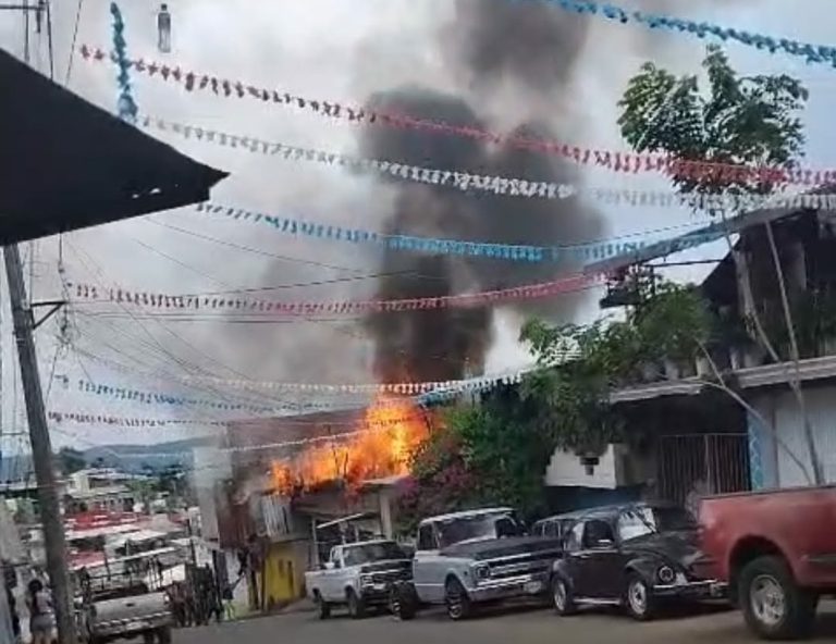 Incendio consume vivienda en la colonia Observatorio, de Uruapan