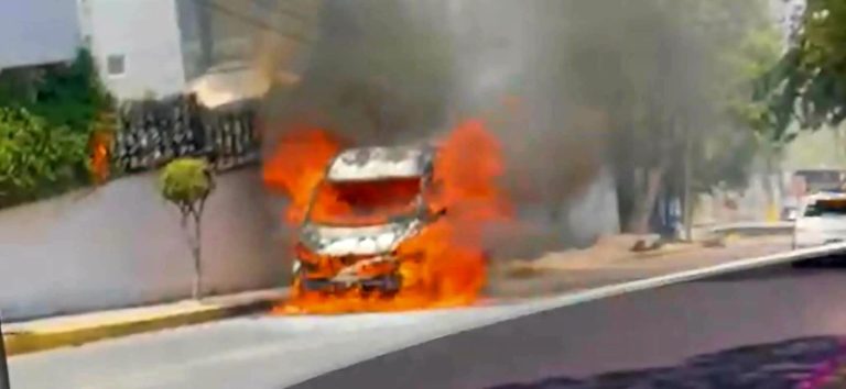 Se registra incendio de camioneta en la colonia Balcones de Santa María, Morelia