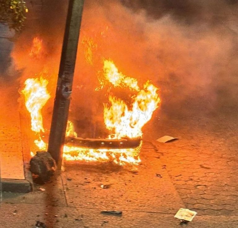 Delincuentes incendian camioneta en la colonia San Juan Evangelista, de Uruapan