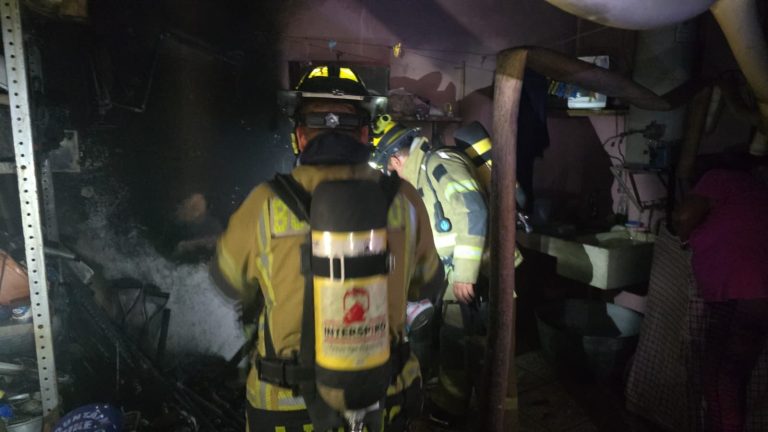 Incendio de vivienda moviliza a bomberos en Morelia