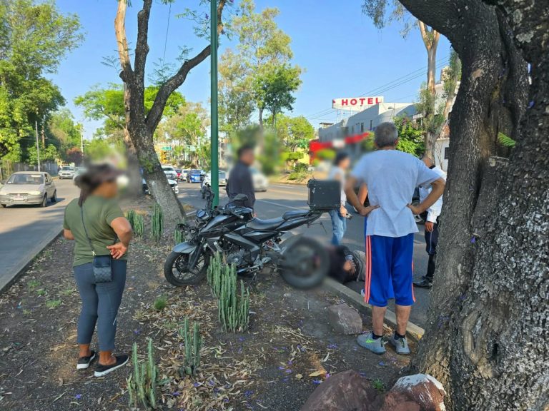 Motociclista evita choque contra camión, pero cae y queda herido en la Madero Poniente de Morelia
