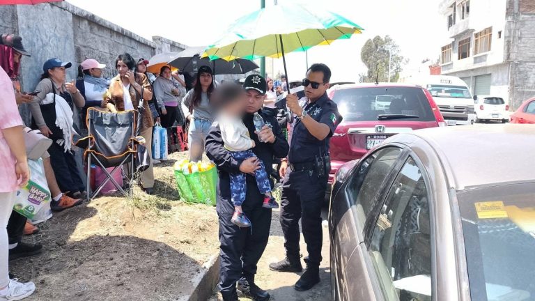 Madre deja a niño dentro de auto sin ventilación por ir a buscar boletos para el concierto de “El Buki”, en Morelia