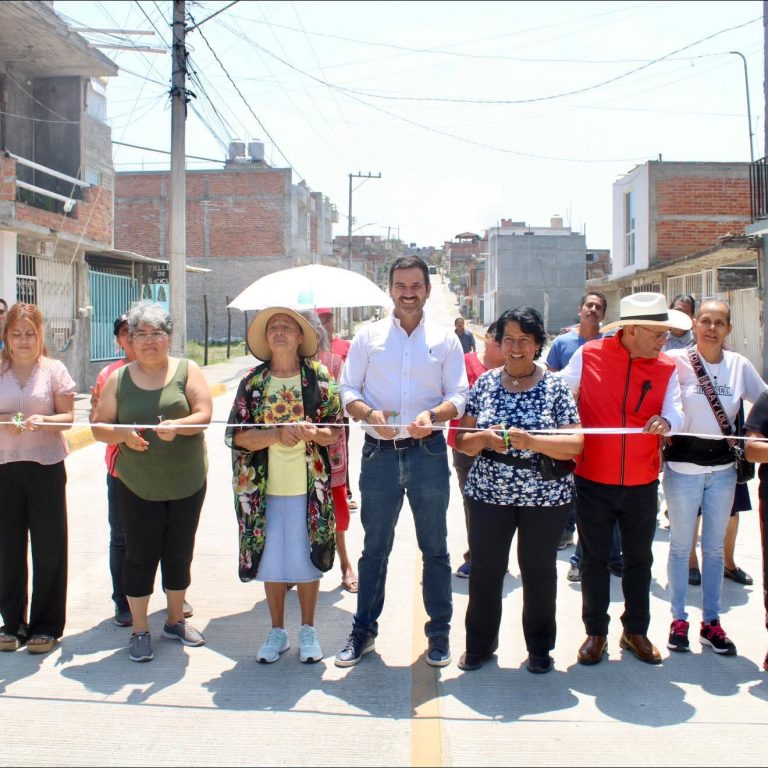 Entrega ayuntamiento calles a colonia 3 de Agosto