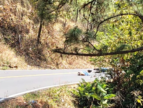 Hombre fallece al derrapar su moto en la carretera Peribán – Buenavista