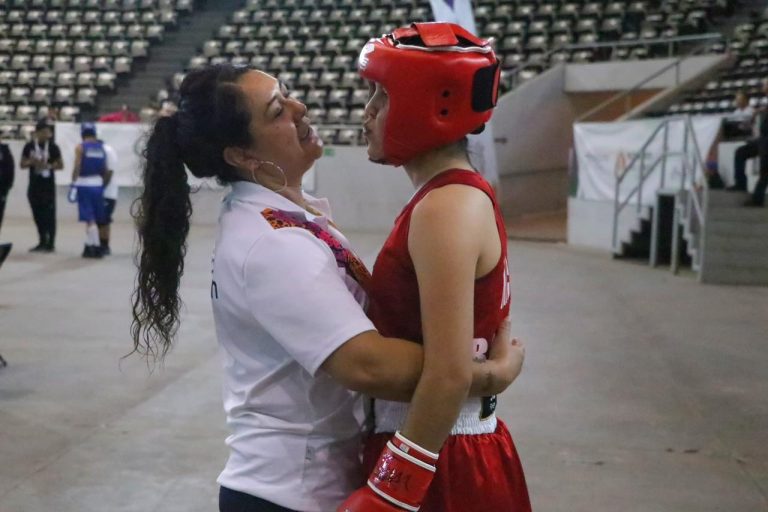 Madre y entrenadora: Rosario Reyes impulsa el boxeo femenil en Michoacán