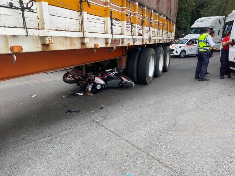Pareja grave tras chocar su moto contra un tráiler, en el Libramiento de Uruapan