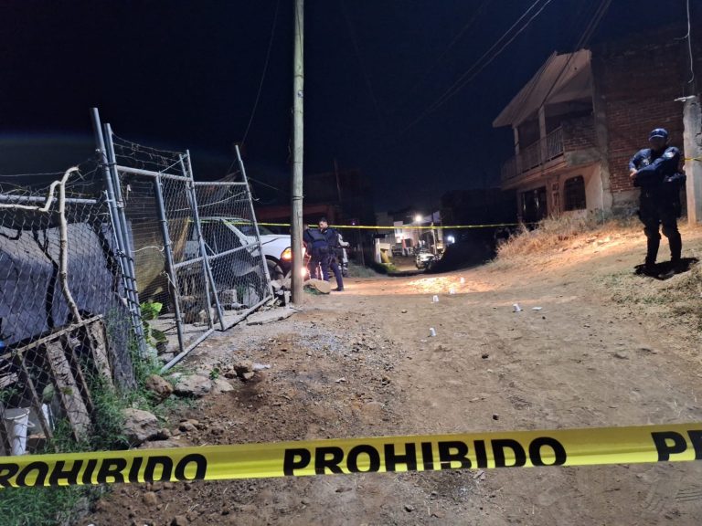 Hombre es atacado a balazos por fuera de su casa, en Villas del Sol Uruapan