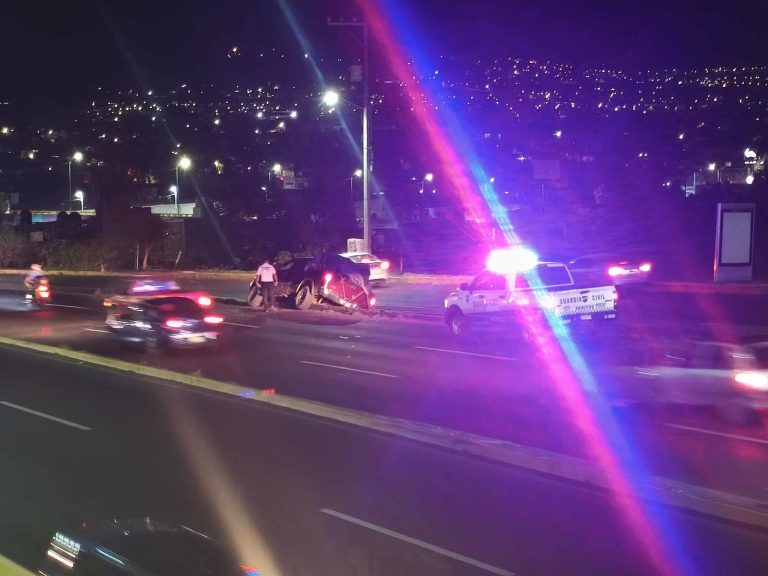 Camioneta se accidenta en camellón divisorio del Libramiento Norte de Morelia