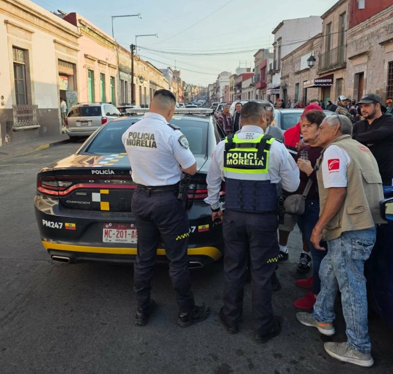 Ciudadanos atrapan a presunta ladrona de tarjetas bancarias del Bienestar en el Centro de Morelia