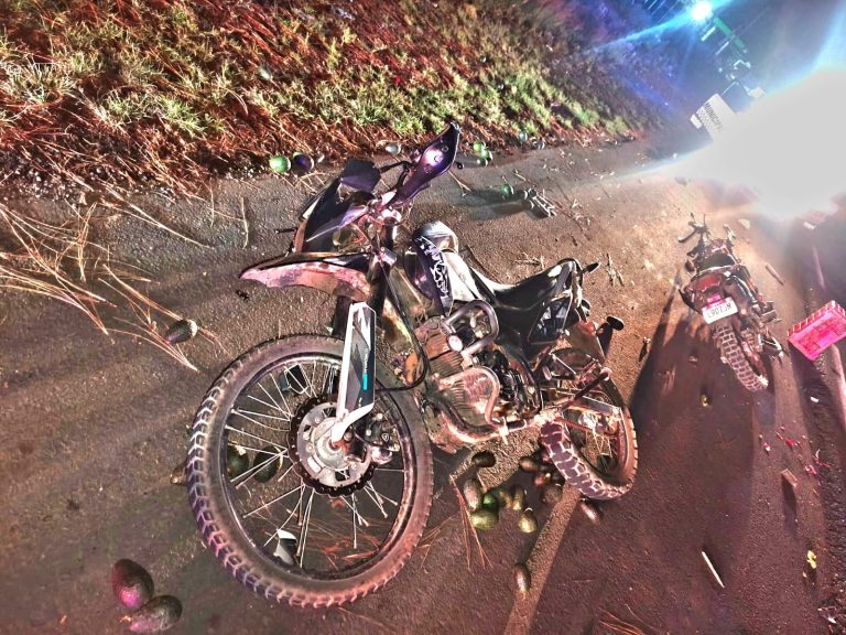 Motociclistas chocan contra tractor en Tancítaro; quedan gravemente heridos