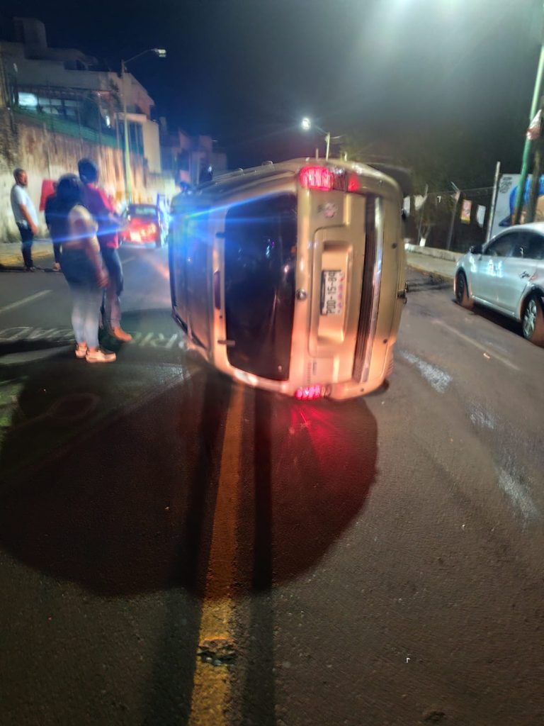 Vuelca camioneta en las faldas del cerro del Punhuato